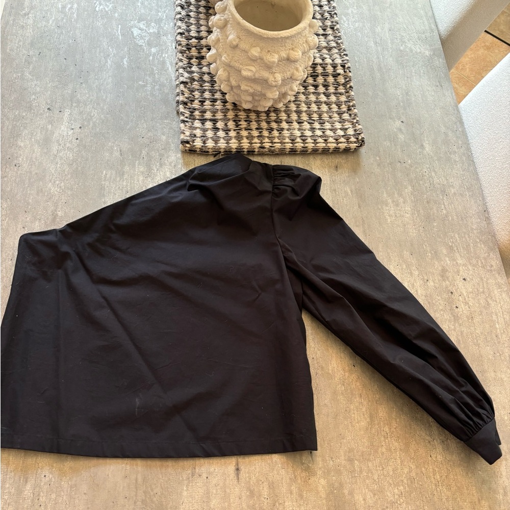 Frame black size large one shoulder shirt.